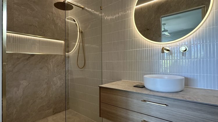 client-bathroom-led-DkblembT