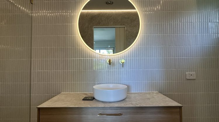 client-renovation-bathroom-BbJZyILL